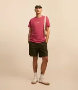 Bermuda texturizada color verde militar, con cintura elástica ajustable con cordón, bolsillos laterales y etiqueta de marca en el lateral.