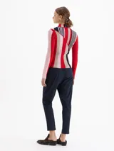 Babucha de corte slim fit y tiro alto, color azul marino, con cintura elastizada y bolsillos laterales ocultos.