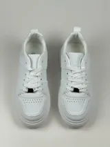 Championes blancos de estilo urbano, con suela de plataforma y cordones.