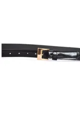 Cinto de cuero acharolado color negro con acabado brillante y hebilla metálica en tono dorado.