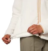 Campera polar de textura suave y abrigada, con cierre frontal completo, cuello alto y bolsillo en el pecho con cierre. Presenta detalles de ribete en contraste en el cuello, puños y a lo largo del cierre.