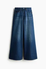 Jean de tiro alto y pierna super ancha, confeccionado en denim de algodón rígido con efecto desgastado en los muslos.