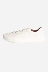 Zapatillas casuales de cuero color marrón con suela de goma blanca y cordones blancos.