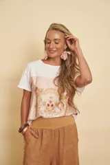 Blusa de seda color rosado con estampado ornamental y paisley en tonos dorados, marrones y rojos.
