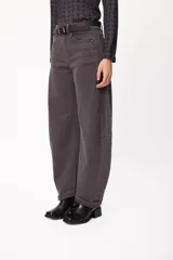 Jean de corte amplio y silueta redondeada, con diseño de tiro alto y ruedo con doblez. Presenta un lavado azul oscuro uniforme y costuras laterales reforzadas.