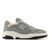 Championes urbanos New Balance modelo 550, color gris con detalles en blanco y beige, confeccionados en gamuza y malla, con logo "N" característico en los laterales y suela de goma.