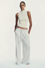 Top negro de manga sisa con cuello subido (mock neck).