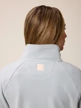 Campera de polar con cierre frontal completo, cuello alto y bolsillos laterales. Presenta un pequeño logo bordado en el pecho.