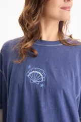 Remera de algodón color azul con efecto lavado, de manga corta, corte semi boxy con costuras en contraste y bordado frontal.