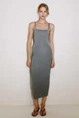 Vestido midi de punto color gris, ajustado, con escote redondo y tirantes finos dobles.
