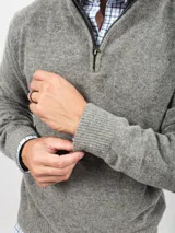 Sweater de lana con cierre frontal parcial y cuello alto, de diseño clásico y tejido de punto en color gris.