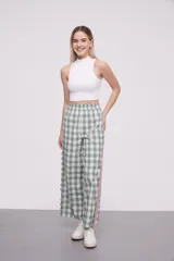 Top de punto acanalado color blanco, con cuello alto y diseño sin mangas, de corte ajustado al cuerpo.