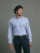 Camisa de vestir de manga larga con diseño de rayas verticales finas en color azul y blanco, cuello clásico y bolsillo frontal en el pecho.