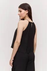 Blusa bordó de tiras finas con cuello halter y caída suave.