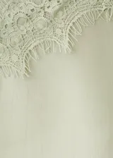 Top de tirantes finos color verde militar, confeccionado en viscosa con escote en V, detalles de encaje de poliamida y apliques bordados con micro abalorios y lentejuelas de poliéster.