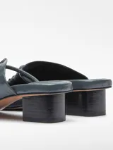 Sandalia de cuero color gris con puntera cuadrada, tacón bajo y diseño asimétrico con drapeados.