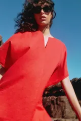 Vestido túnica rojo de lino, con cuello en V y mangas anchas, de corte holgado y largo midi.