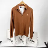 Sweater color ladrillo de tejido texturizado, con cuello polo, cierre de medio cierre y logo bordado en el pecho.