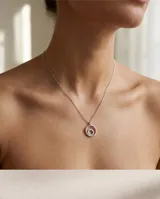 Collar de plata con cadena fina y dije colgante de doble círculo, con un círculo interior pavé de circonias.