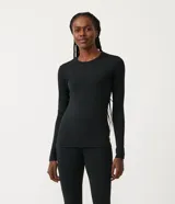 Remera deportiva térmica negra, de cuello redondo y mangas largas.