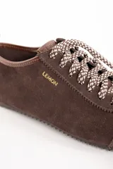 Zapato acordonado de gamuza marrón con suela de goma.