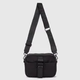 Cartera tipo bandolera de color negro, con diseño compacto y funcional. Cuenta con una correa ajustable con el logo de la marca estampado, cierre principal y un compartimento frontal con hebilla decorativa.