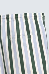 Bañador de hombre de tejido técnico con estampado de rayas verticales en verde oscuro, azul claro y blanco. Presenta cintura elástica ajustable con cordón blanco, bolsillos laterales y un bolsillo trasero de vivo.