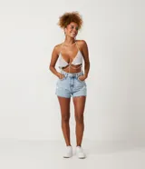 Short de jean de tiro alto, color celeste, con bolsillos y detalles de strass y estrellas.