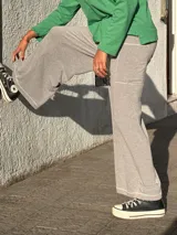 Pantalón tipo palazzo de tiro alto, confeccionado en viscosa elastizada. Presenta un diseño holgado con bolsillos laterales y una faja ancha en la cintura para mayor ajuste y comodidad.