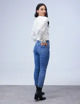 Pantalón jean skinny azul oscuro, marca Royalty. Con pretina con pasadores, cierre y botón metálico. Delantera y trasera con bolsillos aplicados. Largo regular, tiro alto y skinny fit.