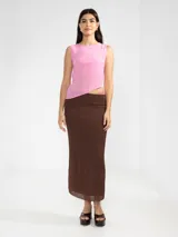 Falda midi marrón con textura plisada y corte recto.