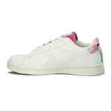 Championes Diadora modelo Set, de estilo urbano y diseño clásico en color blanco con detalles en fucsia en la lengüeta y cordones.