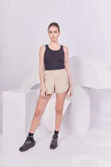 Musculosa negra de algodón con cuello redondo y corte ajustado.