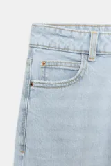 Jeans de tiro alto con corte mom fit, diseño de cinco bolsillos, cierre frontal con cremallera y botón.
