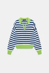 Sweater de punto a rayas horizontales en azul y blanco, con cuello polo verde lima, escote en V y detalles en verde lima en los puños y el borde inferior.