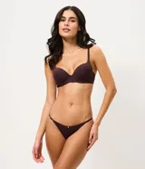 Kit de dos bombachas tipo colaless confeccionadas en microfibra, con diseño de hilo doble y tirantes finos ajustables en los laterales. Incluye una pieza en color negro y otra en color beige.