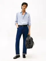 Camisa de manga larga Tommy Hilfiger confeccionada en tejido de piqué Oxford con tecnología de regulación de temperatura. Presenta cuello inglés, cierre frontal de botones y logo de la marca bordado en el pecho.