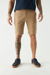 Bermuda de gabardina color gris claro, con bolsillos laterales y traseros.