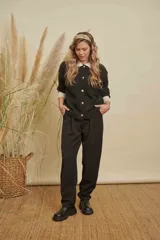 Pantalon de vestir negro de corte recto y tiro alto, con pinzas frontales y bolsillos laterales.