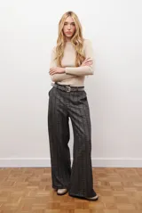 Buzo de morley color crema, con cuello bote y manga larga. Presenta un diseño de punto acanalado y un detalle de franja horizontal en el pecho.