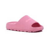 Chanclas Diadora modelo Bali de color rosado, con diseño deslizante de una sola tira ancha y suela texturizada con amortiguación.