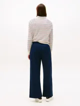 Pantalón de vestir azul marino de pierna ancha, confeccionado en una mezcla de modal sostenible y algodón regenerativo. Presenta cintura elástica y logo de Tommy Hilfiger script bordado en el lateral.