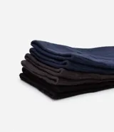 Pack de tres pares de medias largas de caña alta para hombre, confeccionadas en tejido de algodón con textura acanalada y diseño liso.