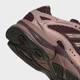 Championes Adidas Adistar MLD de color bordó, con detalles metalizados en tono rosado y las clásicas tres tiras en los laterales.
