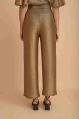 Pantalón palazzo dorado metalizado con lazo en la cintura.