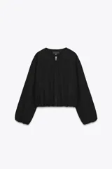 Chaqueta bomber de cuello redondo y manga larga con acabado elástico en puños y ruedo. Presenta cierre frontal con cremallera y bolsillos delanteros de vivo.