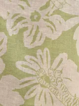 Conjunto de camisa y pantalón de lino color verde con estampado de flores blancas. La camisa es de manga larga y corte holgado.