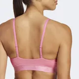 Bralette deportivo Adidas Hyperglam color rosado, con tirantes finos ajustables y banda elástica inferior con logo.