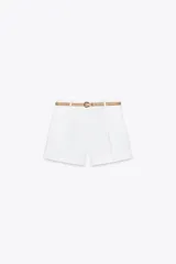 Bermuda de tiro medio color azul marino, con pinzas delanteras, cierre frontal y cinturón fino color beige.