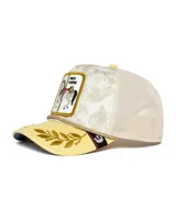 Gorra trucker Goorin Bros modelo High Horse de la cápsula Carousel, color beige con visera amarilla y detalles dorados. Cuenta con frente de jacquard con relieve floral, parche bordado con diseño de caballo de calesita, hojas bordadas en la visera, cuerda decorativa y malla trasera.